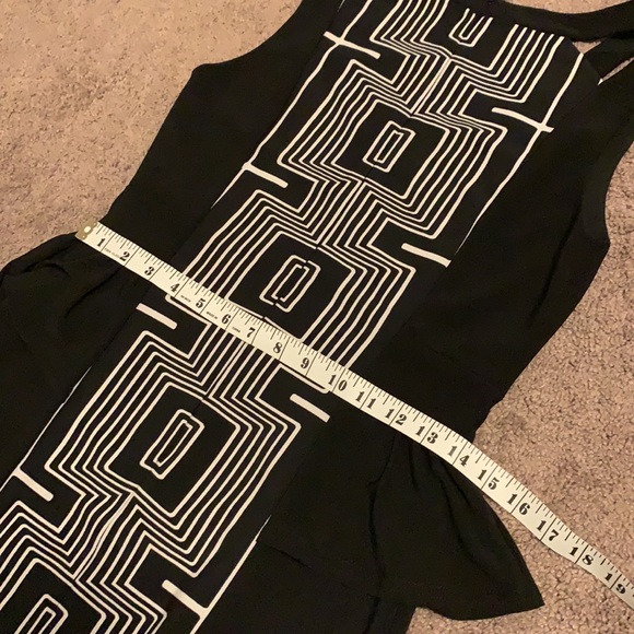 Fitted dress with ruffles around waist | size 8 - Picture 10 of 10